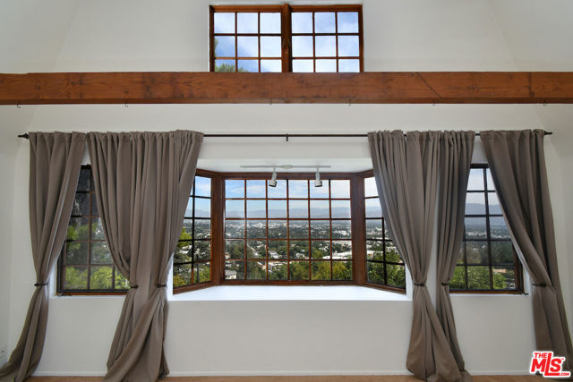3682 Berry Drive, Studio City CA: https://media.crmls.org/mediaz/e614cad9-5457-4344-bcba-d98530747697.jpg