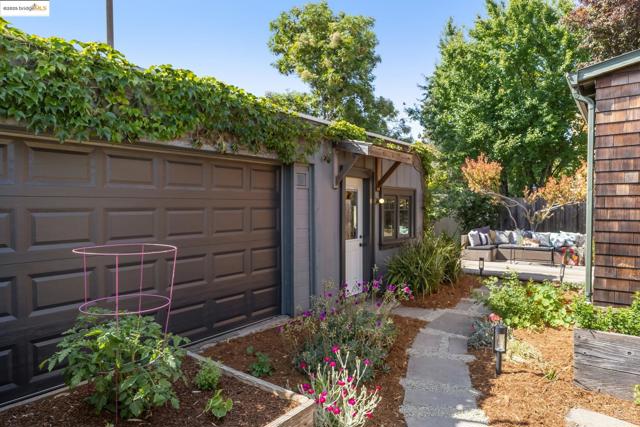 1350 Curtis St, Berkeley CA: https://media.crmls.org/mediaz/e6158bcf-5ece-40c6-bb18-2c4652536cd7.jpg
