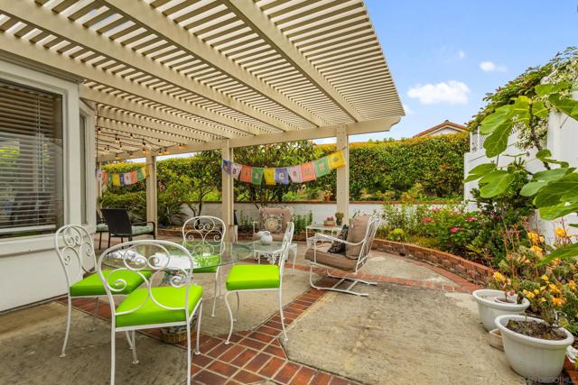 4695 Adra Way, Oceanside CA: https://media.crmls.org/mediaz/e6175014-f9d8-43af-9551-b2d507726970.jpg