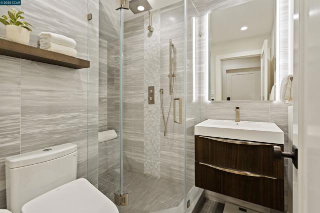 24 La Campana Rd, Orinda CA: https://media.crmls.org/mediaz/e617e99e-84b9-45dc-ba96-e0173dd4fcc2.jpg