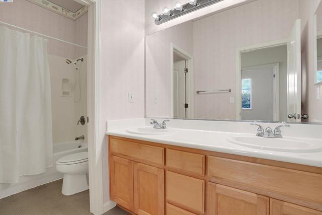 342 Roundhill Dr, Brentwood CA: https://media.crmls.org/mediaz/e6187de2-8804-4073-aa91-08ec72d57d74.jpg