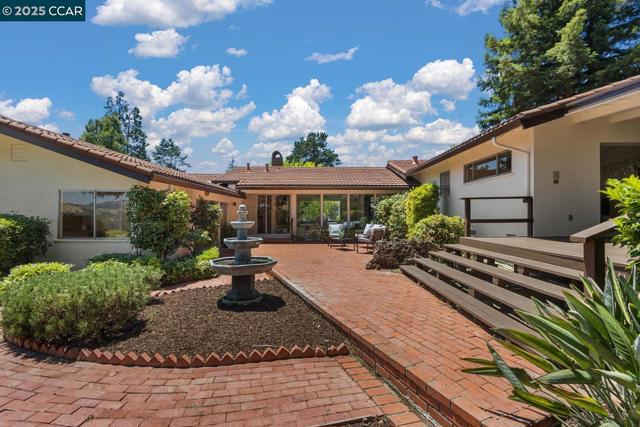 140 Warfield Drive, Moraga CA: https://media.crmls.org/mediaz/e618a671-1975-4d73-a7b7-d02ae5771491.jpg
