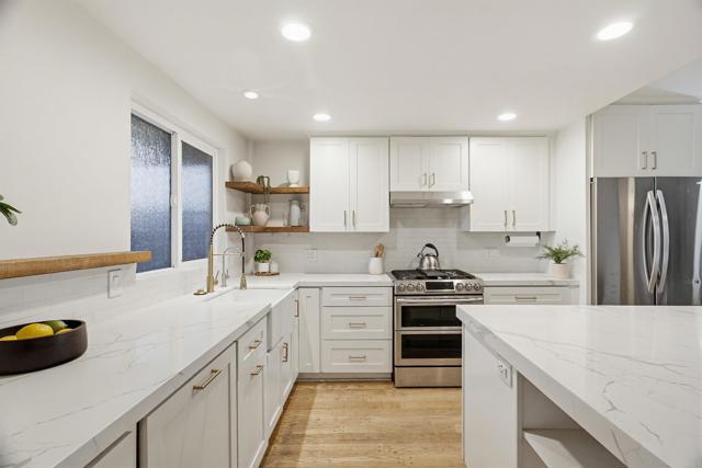 Detail Gallery Image 8 of 38 For 5027 Santa Monica Ave #F,  San Diego,  CA 92107 - 3 Beds | 2 Baths