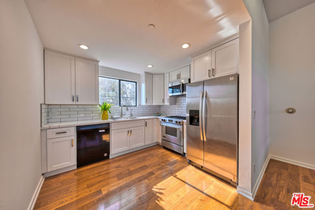 1113 Electric Avenue, Venice CA: https://media.crmls.org/mediaz/e619e559-b4f9-467a-8e15-f66c9530c492.jpg