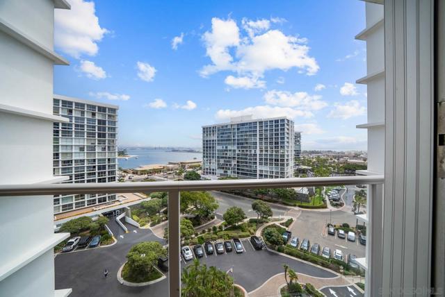 1780 Avenida Del Mundo, Coronado CA: https://media.crmls.org/mediaz/e61a98d8-d5f0-49c3-893a-00224b60158f.jpg