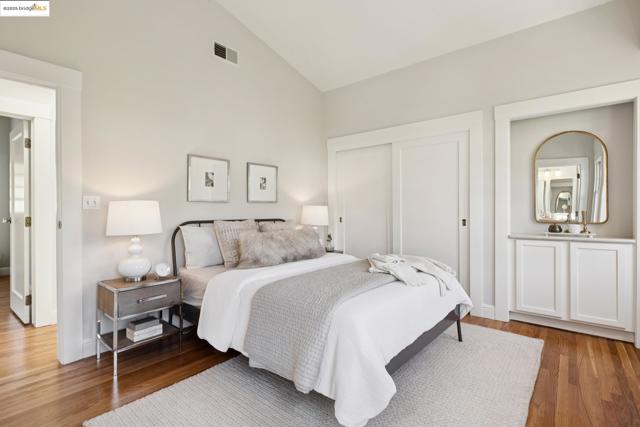1071 Harvard Rd, Piedmont CA: https://media.crmls.org/mediaz/e61abf7b-1d9f-4aee-91cc-0307b20f0edb.jpg