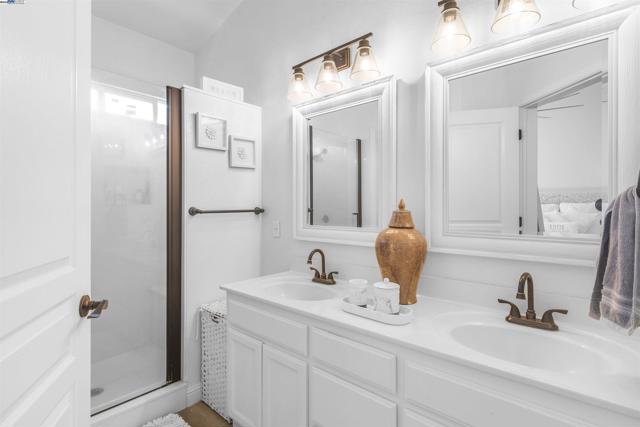 715 Bobcat Ln, Manteca CA: https://media.crmls.org/mediaz/e61b0225-dddb-4a84-929e-5f97d7b17e36.jpg