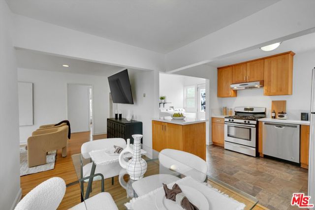 828 Hill Street, Santa Monica CA: https://media.crmls.org/mediaz/e61b03ec-de20-439c-a7b5-11c460791252.jpg