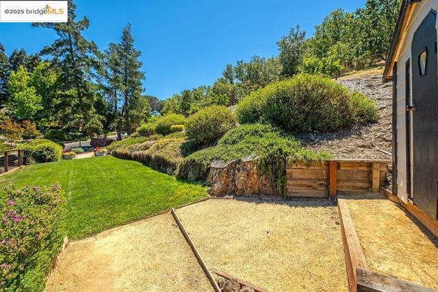 1431 Huston Rd, Walnut Creek CA: https://media.crmls.org/mediaz/e61b1fa2-4ae0-4cd2-811a-ba7b5916baa8.jpg