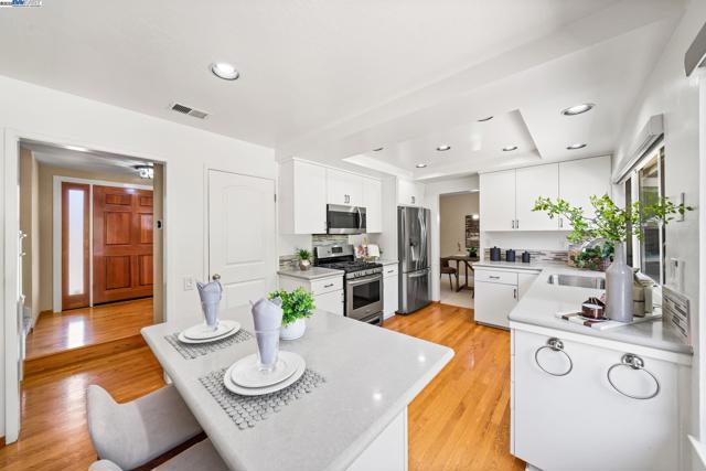 868 Madeira Dr, Pleasanton CA: https://media.crmls.org/mediaz/e61b2189-90f5-4c8b-ad2d-f4cd4e37d726.jpg