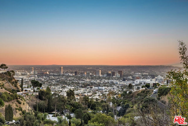 8828 Thrasher Avenue, Los Angeles CA: https://media.crmls.org/mediaz/e61bd76a-f85d-4ae2-8401-5bc8843f9264.jpg