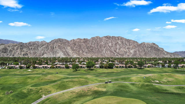 80671 Cherry Hills Drive, La Quinta CA: https://media.crmls.org/mediaz/e61c78a5-1b61-4eeb-8331-f8308a565c34.jpg