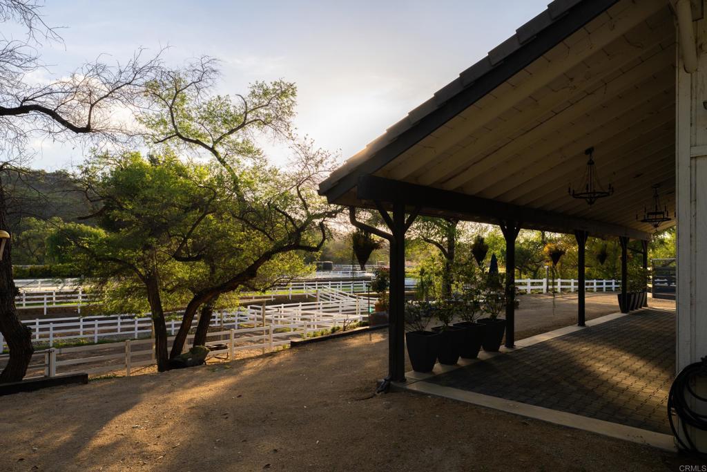 https://media.crmls.org/mediaz/e61c975f-50a6-4c3c-9b78-cf242a462c8a.jpg?preset=X-Large