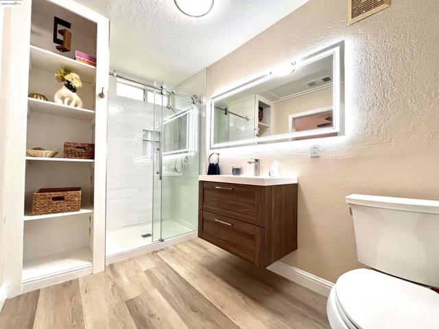 389 White Dr, Hayward CA: https://media.crmls.org/mediaz/e61cbe93-0bdd-4588-b5e8-67961de3565d.jpg