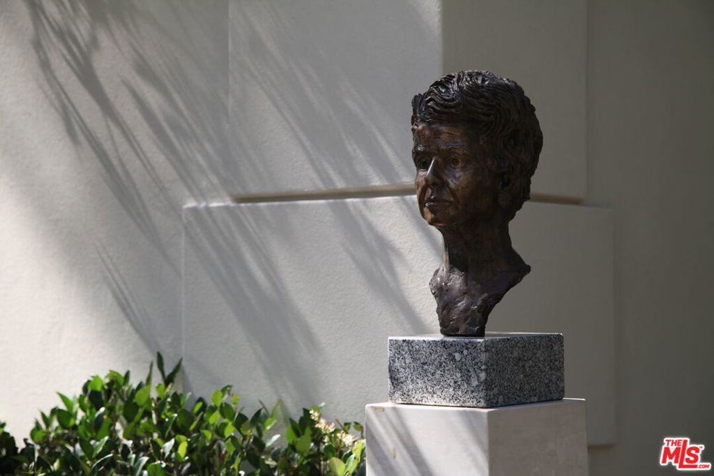 https://media.crmls.org/mediaz/e61d4a7e-9637-45d2-82b3-8d828c87d8c4.jpg?preset=X-Large