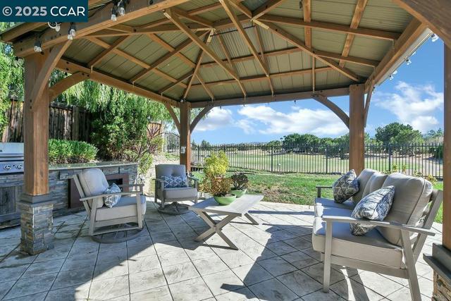 2560 Risebridge Ct, Brentwood CA: https://media.crmls.org/mediaz/e61d91a8-0444-4e9b-b840-767e495a223e.jpg