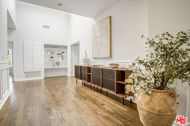 116 N Palm Drive, Beverly Hills CA: https://media.crmls.org/mediaz/e61dd220-0300-4c2c-a1e6-39af3187c703.jpg