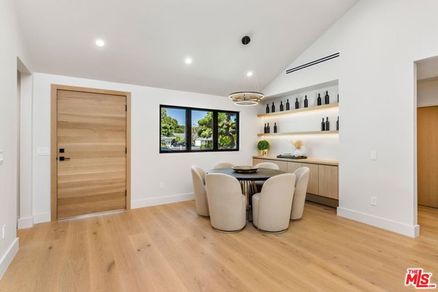5305 Allott Avenue, Sherman Oaks CA: https://media.crmls.org/mediaz/e61e0940-e1c8-49a5-a36c-4586d0a19e62.jpg