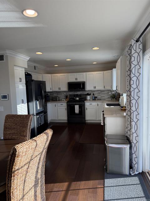 Detail Gallery Image 11 of 26 For 346 Rimhurst Ct, Oceanside,  CA 92058 - 4 Beds | 2 Baths