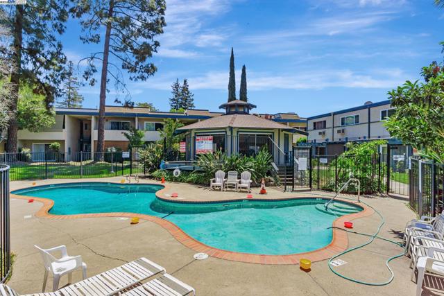 1731 Ellis St, Concord CA: https://media.crmls.org/mediaz/e61e3d6f-4155-4078-93d5-e6c68bfa608f.jpg
