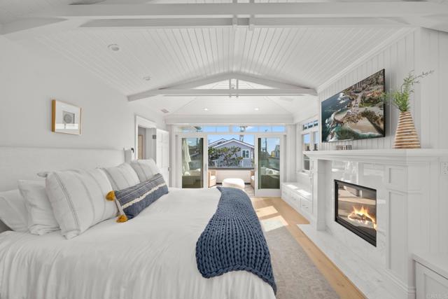 Detail Gallery Image 6 of 13 For 2211 Ocean Front, Del Mar,  CA 92014 - 4 Beds | 4/1 Baths