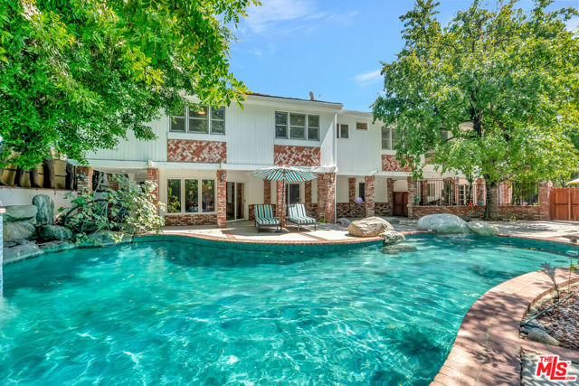 5025 Delita Place, Woodland Hills CA: https://media.crmls.org/mediaz/e61f70f6-3319-46ab-a109-84fde7ad79c5.jpg