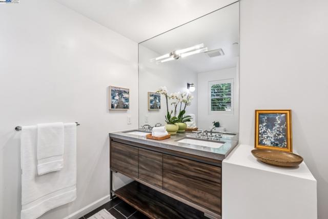 2005 TUNNEL RD, Oakland CA: https://media.crmls.org/mediaz/e61f7e8d-8e9c-4a42-ae92-31625b647c6e.jpg