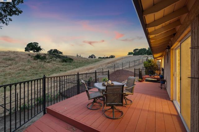 375 Montecillo Dr, Walnut Creek CA: https://media.crmls.org/mediaz/e61f9d25-af02-4d43-937a-c1a1995d3cf1.jpg
