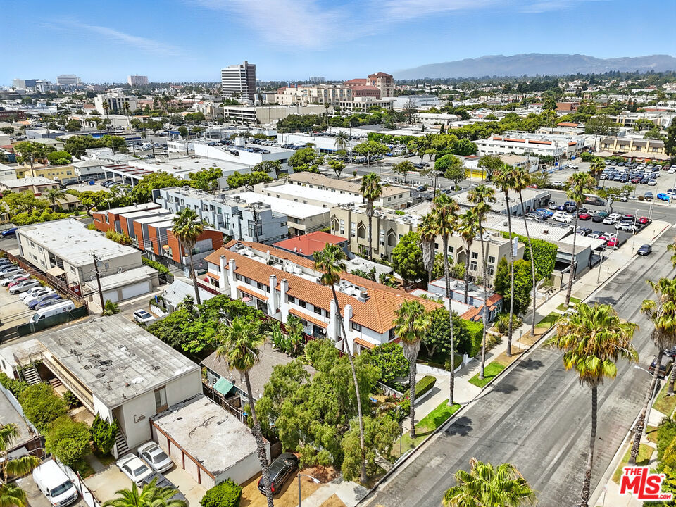 https://media.crmls.org/mediaz/e61fbdb7-4d13-4859-a400-b6070f7caf05.jpg?preset=X-Large