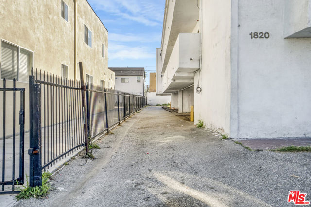1820 S La Brea Avenue, Los Angeles CA: https://media.crmls.org/mediaz/e6209ea8-a490-4b08-9a05-1f1f32d6cf3a.jpg