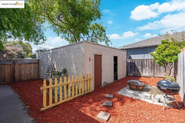 2717 Mabel St, Berkeley CA: https://media.crmls.org/mediaz/e620c938-4e78-4755-8a99-616b2ec5322c.jpg