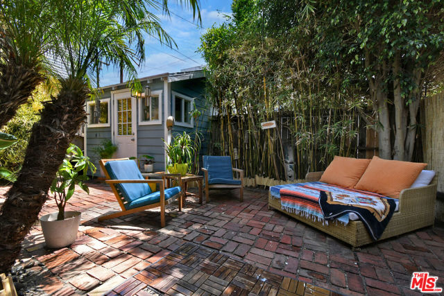 224 Horizon Avenue, Venice CA: https://media.crmls.org/mediaz/e622ab96-2ced-469e-81bb-155a81602fbe.jpg