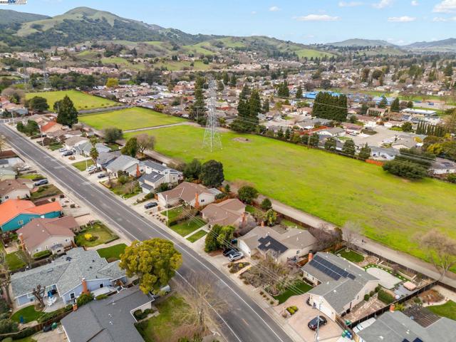 2935 Pine Valley Rd, San Ramon CA: https://media.crmls.org/mediaz/e62371a1-fd45-4b9d-b42c-9ad82f2af636.jpg