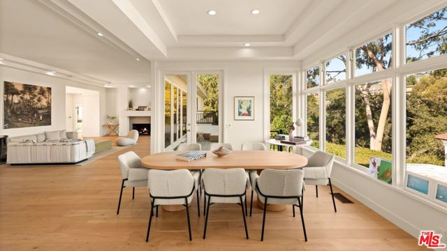 282 Bentley Circle, Los Angeles CA: https://media.crmls.org/mediaz/e623a1d3-3059-4ed5-9561-0c428be47d26.jpg