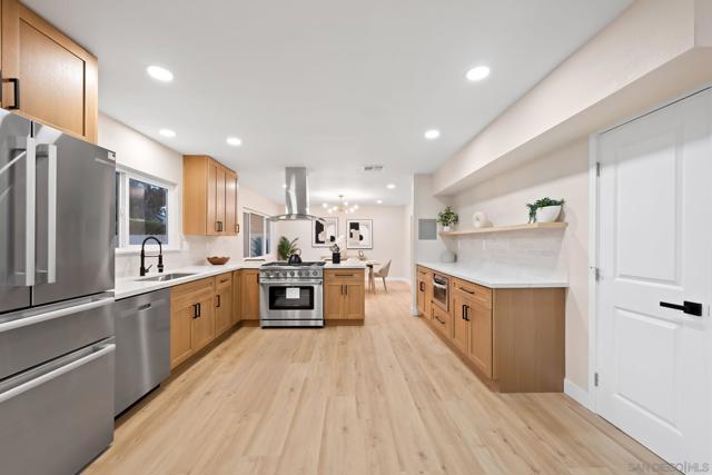 9401 Broadmoor Pl, La Mesa CA: https://media.crmls.org/mediaz/e623b7f4-91f1-4591-bc2d-f3488e50fbbf.jpg