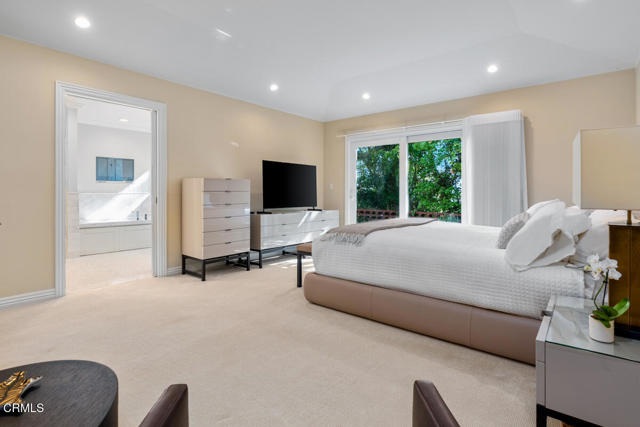 5109 Redwillow Lane, La Canada Flintridge CA: https://media.crmls.org/mediaz/e6248b33-cb84-4e78-83f9-a22154156650.jpg