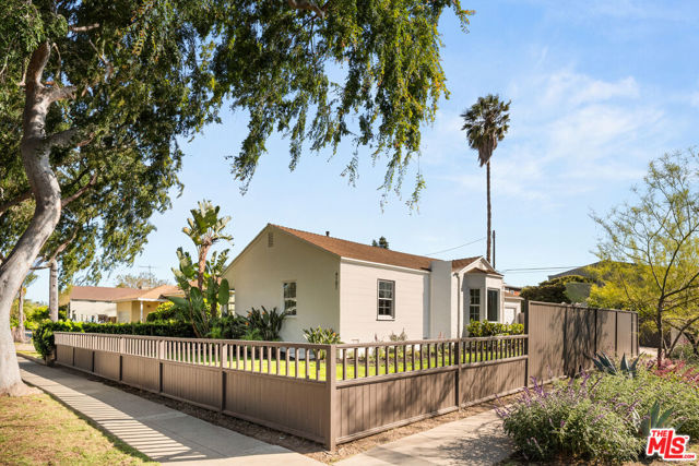 4101 Coolidge Avenue, Los Angeles CA: https://media.crmls.org/mediaz/e624de34-ba82-49ff-8846-4d0b49287227.jpg