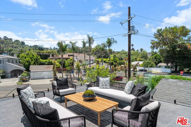 18057 Valley Vista Boulevard, Encino CA: https://media.crmls.org/mediaz/e6251b1e-1de7-462d-a55a-f8e4b574b7c9.jpg