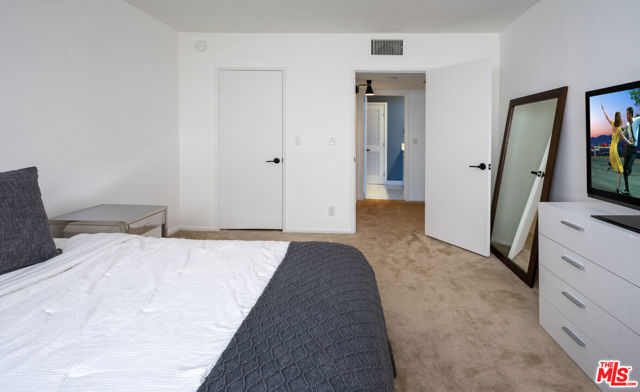 927 N Kings Road, West Hollywood CA: https://media.crmls.org/mediaz/e6260d80-f396-4c70-89be-63159ef5a98c.jpg