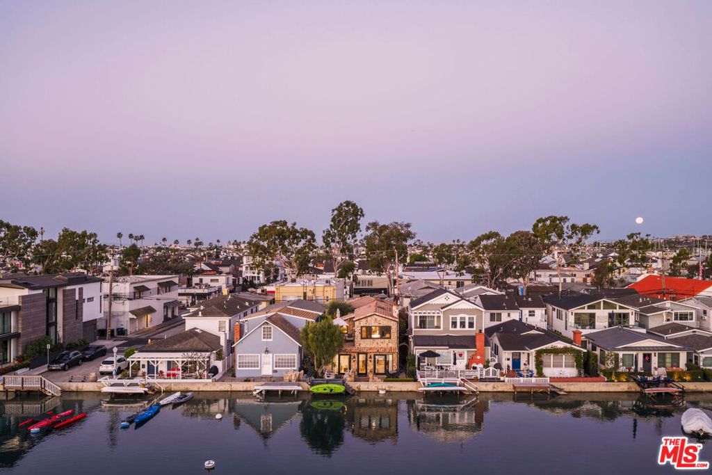 https://media.crmls.org/mediaz/e62620c9-0c15-458e-be87-da08890b3279.jpg?preset=X-Large