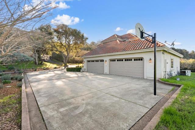 13206 Wright Way, Los Altos Hills CA: https://media.crmls.org/mediaz/e6262690-4107-48ca-a242-448634b857a6.jpg
