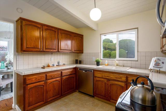 2037 Harding Avenue, San Mateo CA: https://media.crmls.org/mediaz/e6267116-2105-441a-b1e4-3febede09eee.jpg