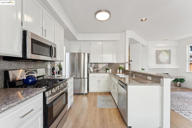 102 Waterview Dr, Richmond CA: https://media.crmls.org/mediaz/e626766d-cc23-42df-86ee-6eba9d211344.jpg