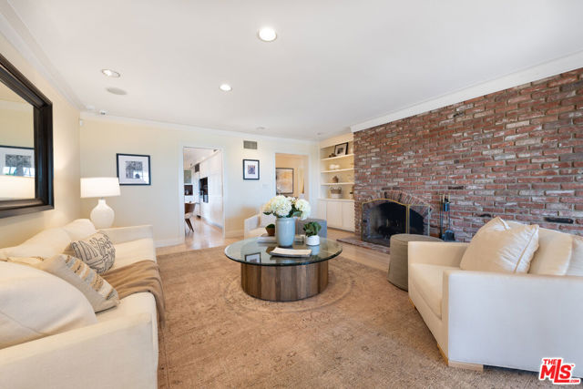 16331 Tudor Drive, Encino CA: https://media.crmls.org/mediaz/e62678d7-06e5-40e3-b16d-7513f28e2908.jpg