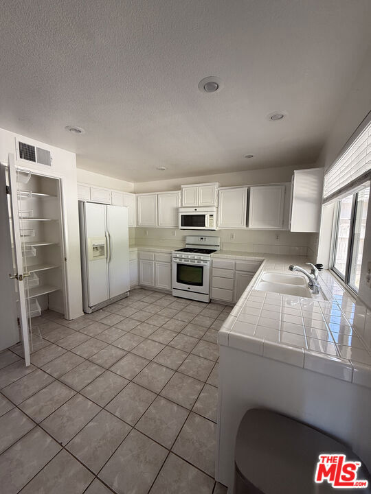 44752 Ranchwood Avenue, Lancaster CA: https://media.crmls.org/mediaz/e627eda8-c9be-41d0-b755-88eccf7f1839.jpg