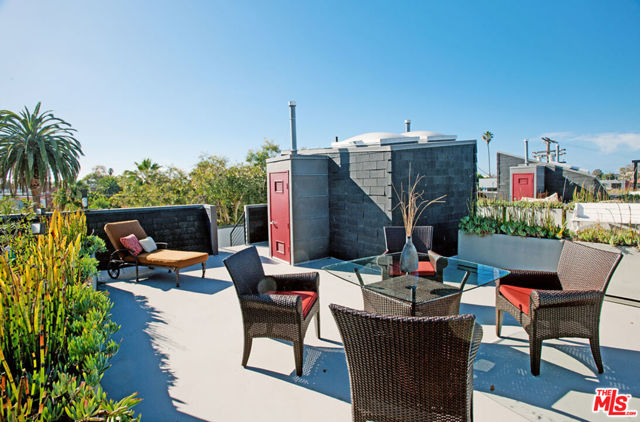 1113 Electric Avenue, Venice CA: https://media.crmls.org/mediaz/e6283a07-f5d4-40ef-8923-4163d6d38a48.jpg