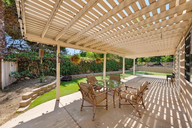 6789 Camino De Amigos, Carlsbad CA: https://media.crmls.org/mediaz/e6292ea9-342a-4cd4-b3f7-6b05631f8f7e.jpg