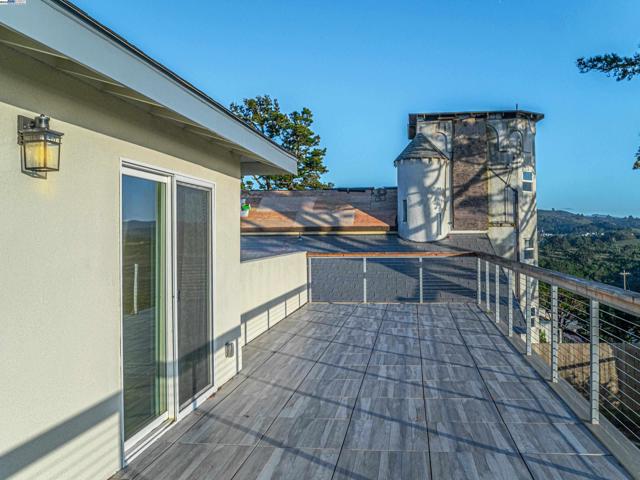 532 Heathcliff Dr, Pacifica CA: https://media.crmls.org/mediaz/e6298e9c-8626-4ae0-9262-26acaf20df98.jpg
