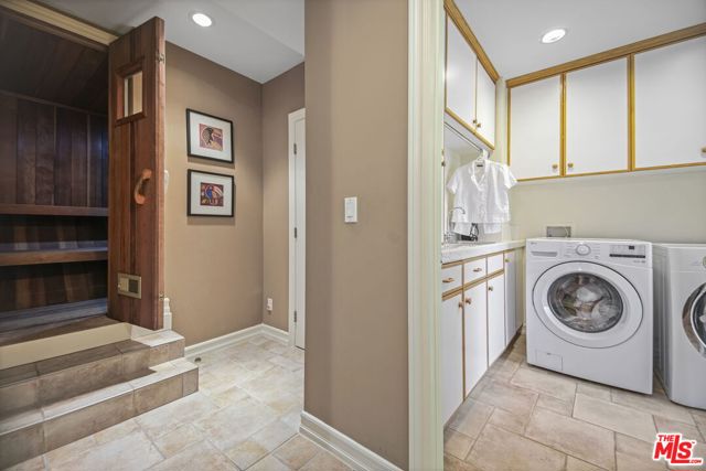 2660 Carman Crest Drive, Los Angeles CA: https://media.crmls.org/mediaz/e62991a6-b6bc-4749-a868-227e6c13313f.jpg