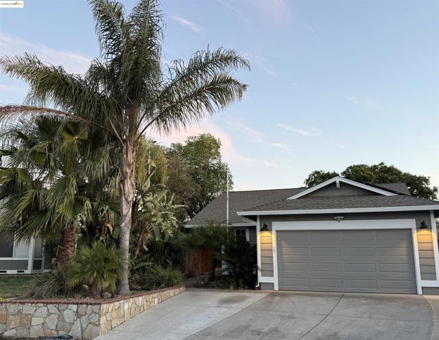 1359 Port Ct, Oakley CA: https://media.crmls.org/mediaz/e62a1055-15fb-46b8-9dac-e5aab124786a.jpg